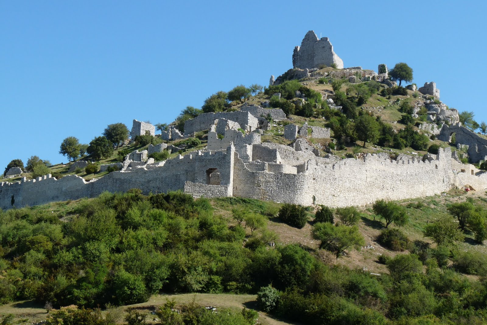 Le Château de Crussol : Un Joyau Historique sur les Hauteurs de la Vallée du Rhône